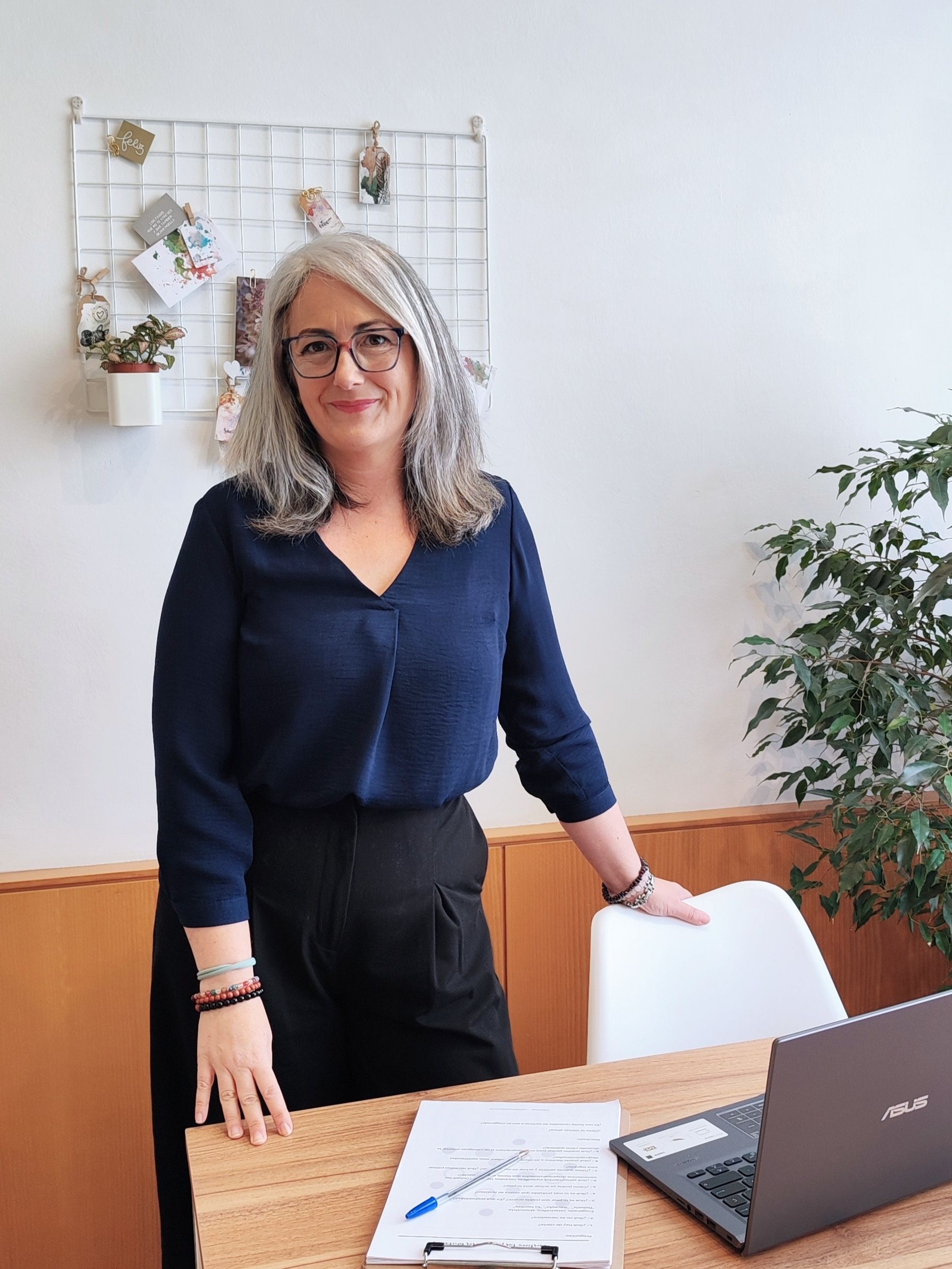 Cristina Rojas en su despacho de Vilanova i la Geltrú, especialista en miedo a conducir