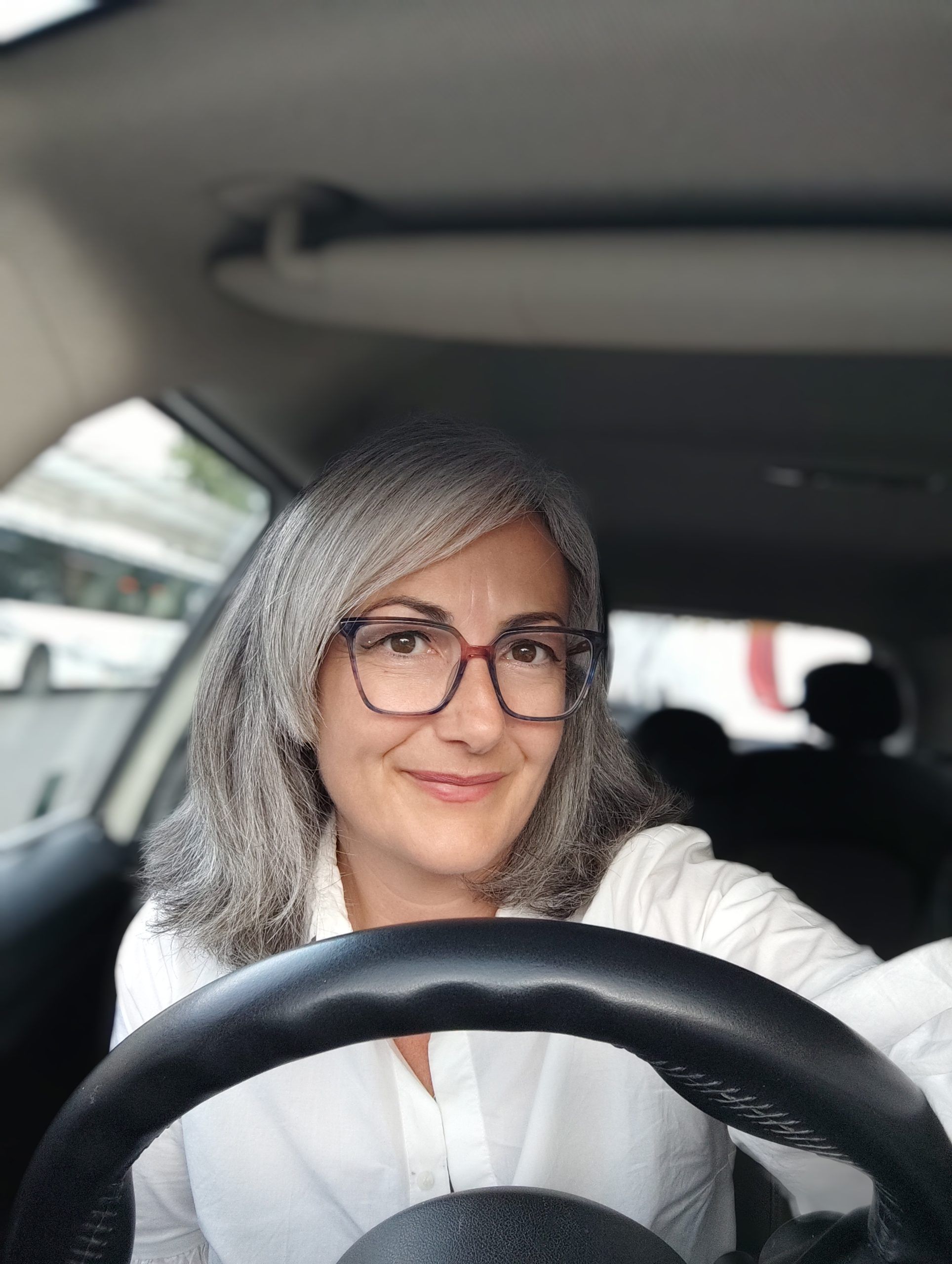 Cristina Rojas al volante, especialista en miedo a conducir